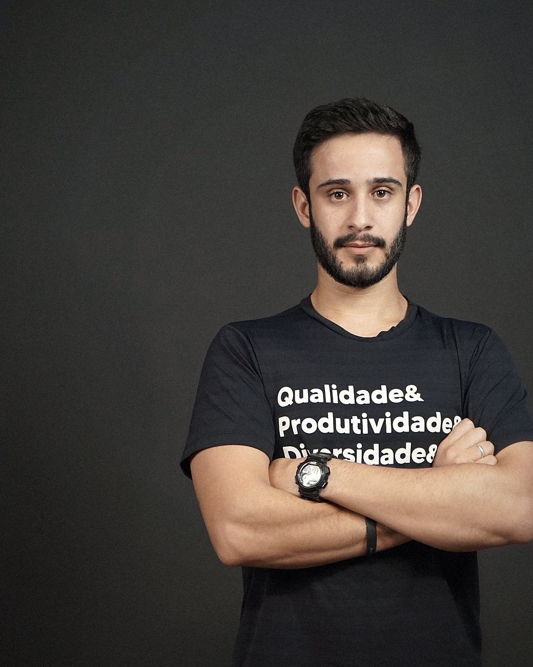 Retrato profissional de Henrico na Voitto, de braços cruzados